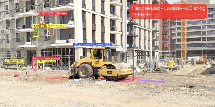 Кадр со стройки с разметкой: техника, люди без касок и спецодежды, несанкционированный вход